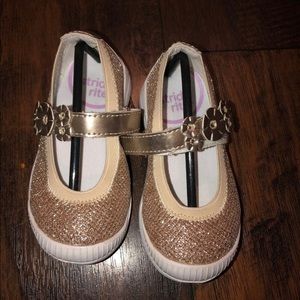 Stride rite gold Mary Janes size 6 new.
